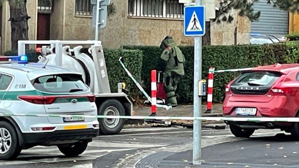 Pyrotechnik pri opustenom kufri.