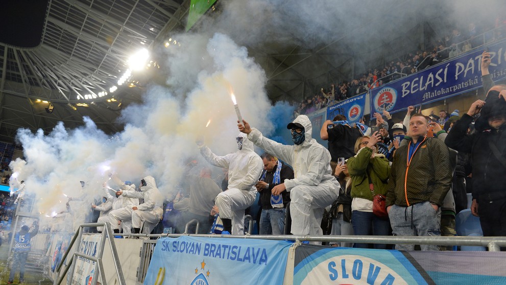 Fanúšikovia Slovana s dymovnicami v zápase 7. kola skupiny o titul futbalovej Fortuna ligy proti Trnave.