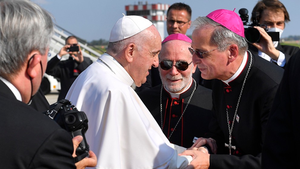 Pápež František a bratislavský arcibiskup a predseda Konferencie biskupov Slovenska Stanislav Zvolenský.