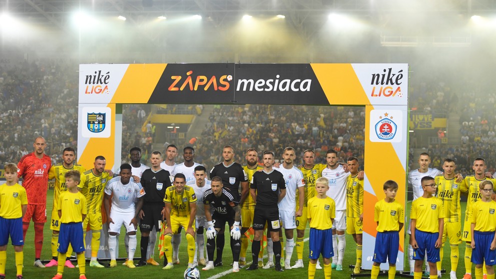 Na snímke hráči Košíc (žlté dresy) a Slovana (biele dresy).