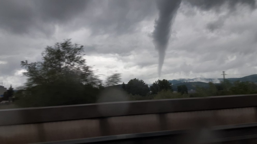 Možné tornádo pri Bytči.