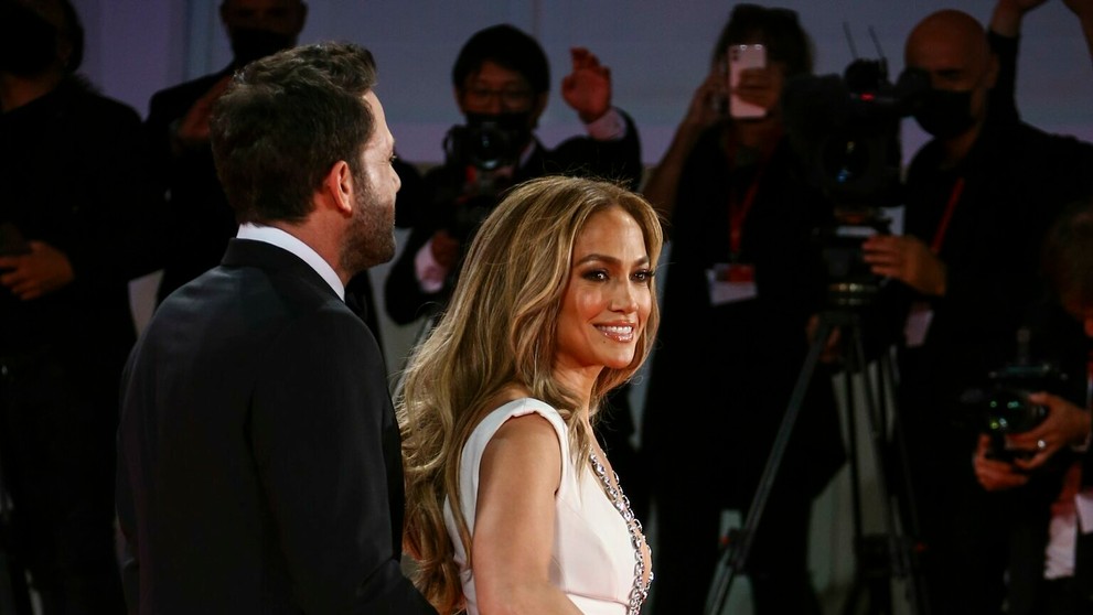 Ben Affleck a Jennifer Lopez na premiére filmu The Last Duel na Benátskom filmovom festivale