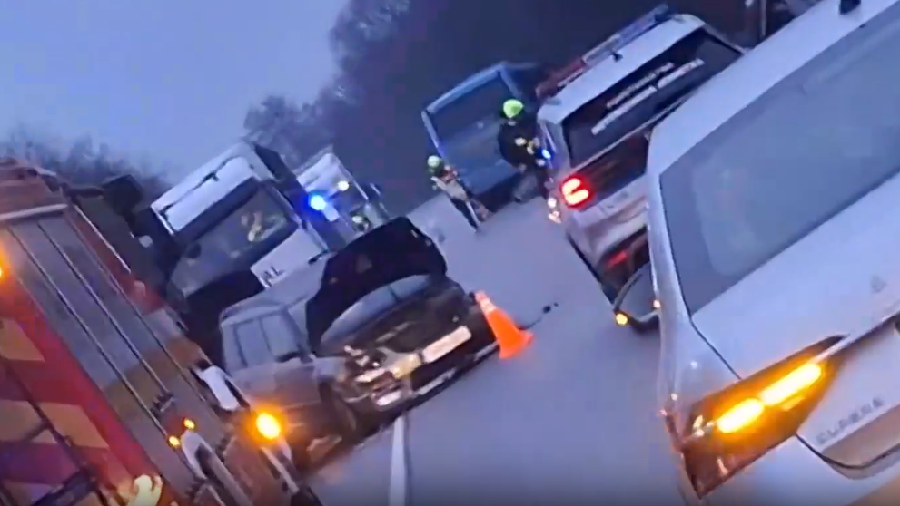 Zrážka áut s autobusom.