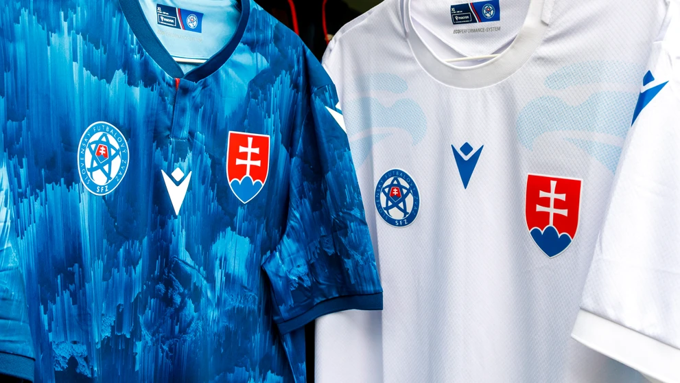Na snímke nové dresy slovenskej futbalovej reprezentácie pre Ligu národov.
