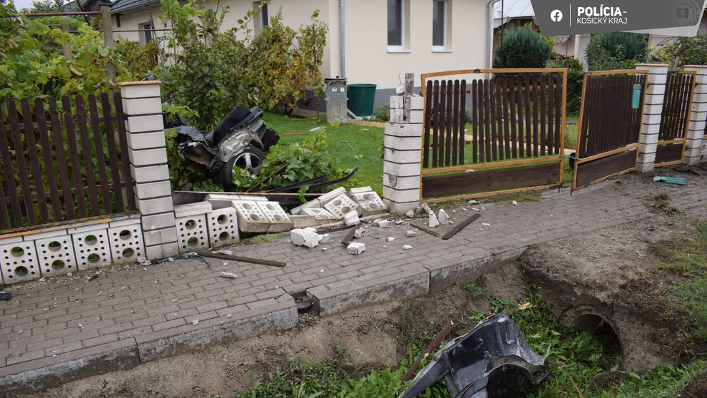 Auto pri nehode roztrhlo na polovicu