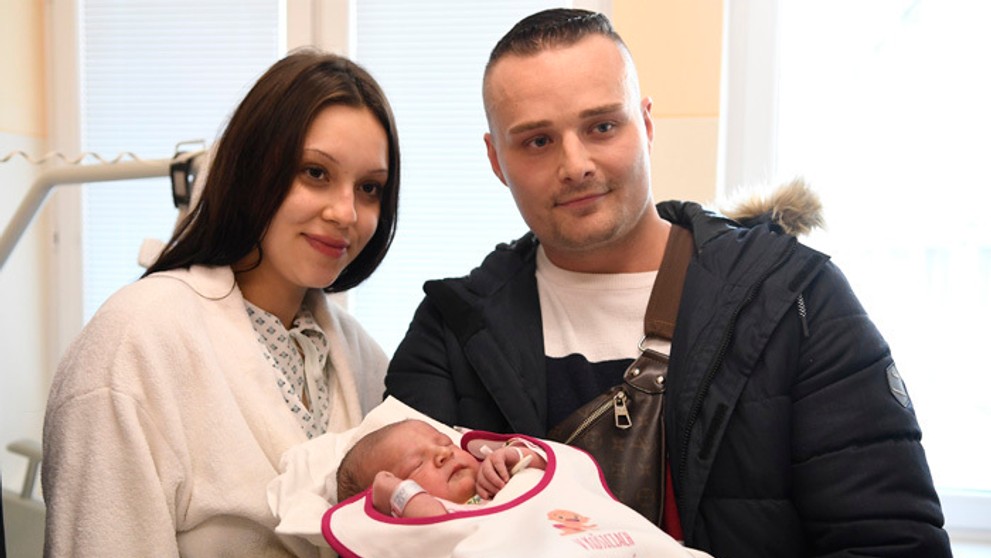 Malý Maximilián sa narodil necelú hodinu po polnoci.