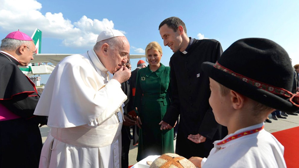 Pápeža Františka privítali slovanským zvykom - chlebom a soľou.