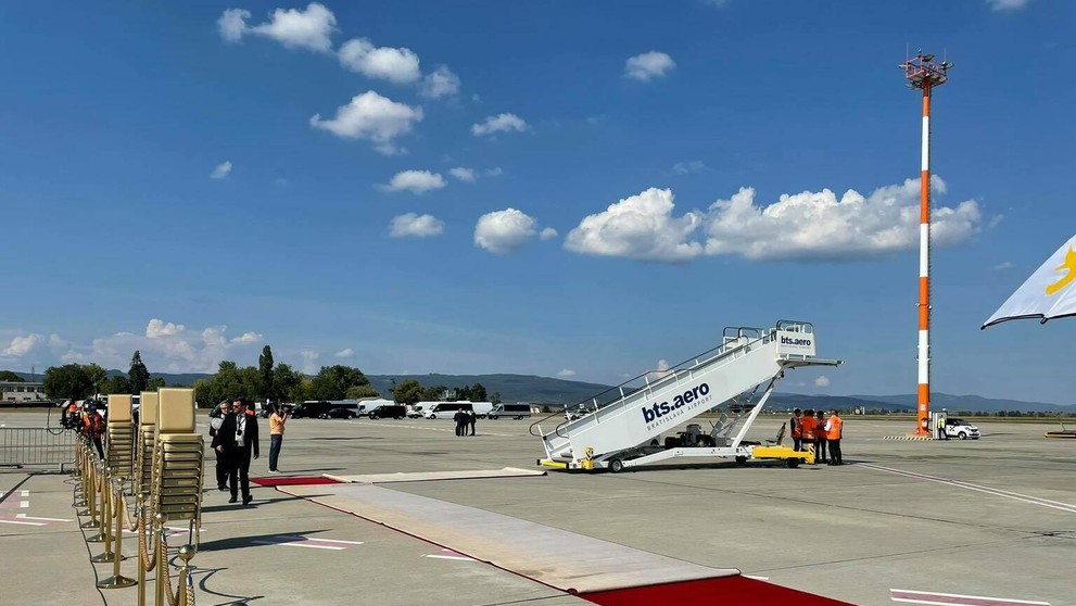 Pripravená letisková plocha na privítanie pápeža.