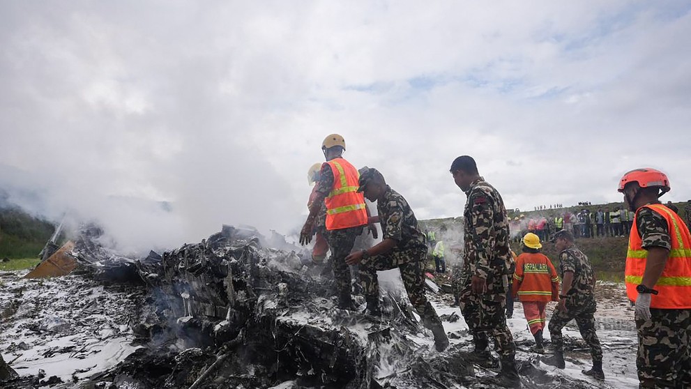 Trosky lietadla na mieste havárie.