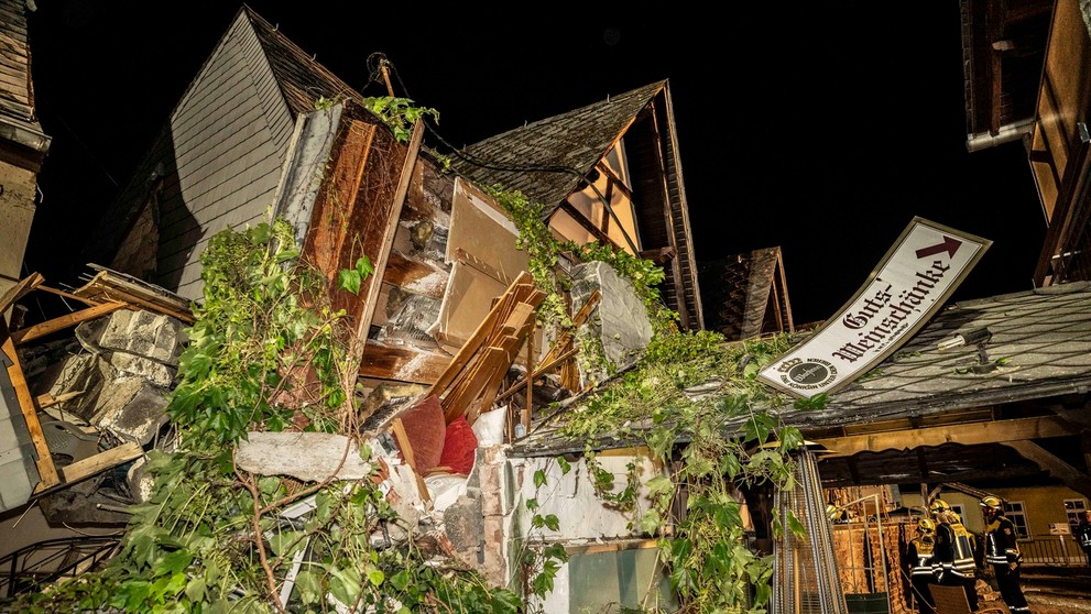 V nemeckom meste Kröv sa čiastočne zrútil hotel.