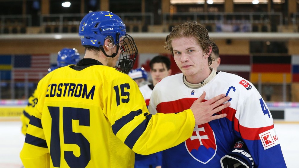 Maxim Štrbák si podáva ruku so švédskym protivníkom po dueli na MS do 18 rokov.