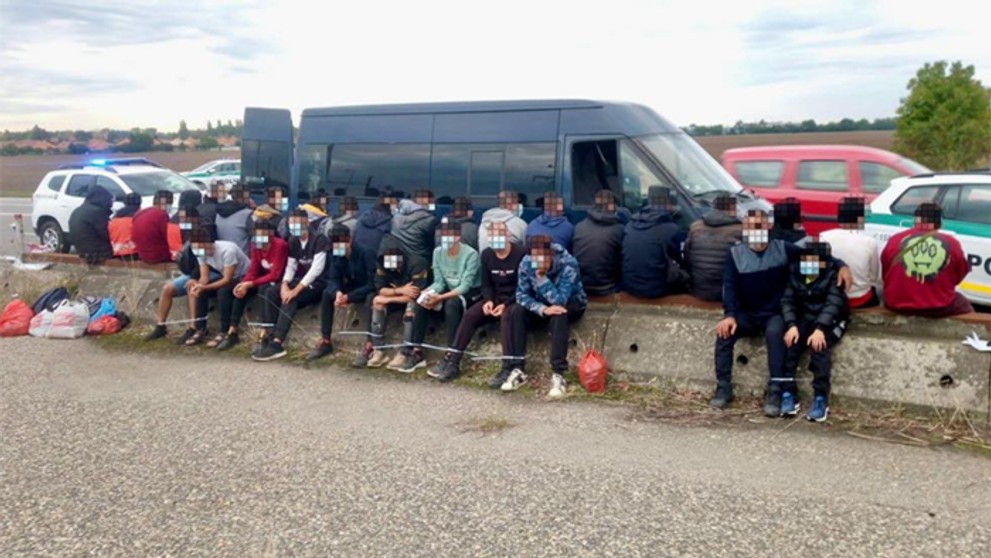 V dvoch dodávkach bolo 54 migrantov.