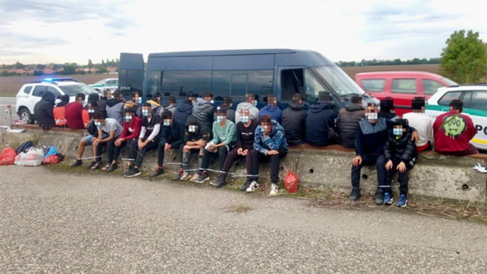 V dvoch dodávkach bolo 54 migrantov.