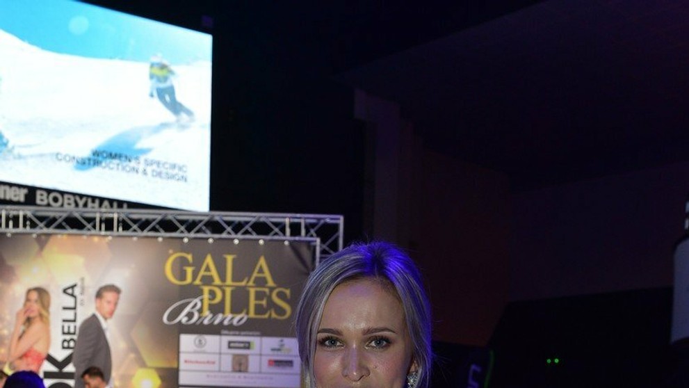 Nela Slováková v sexy šatách.