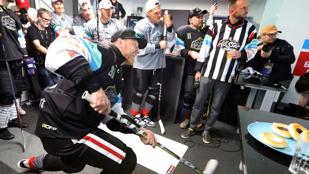 Na snímke Marcel Hossa strieľa z bufetu do bránky počas hokejovej exhibície All Star legiend v Tipsport aréne v Banskej Bystrici.