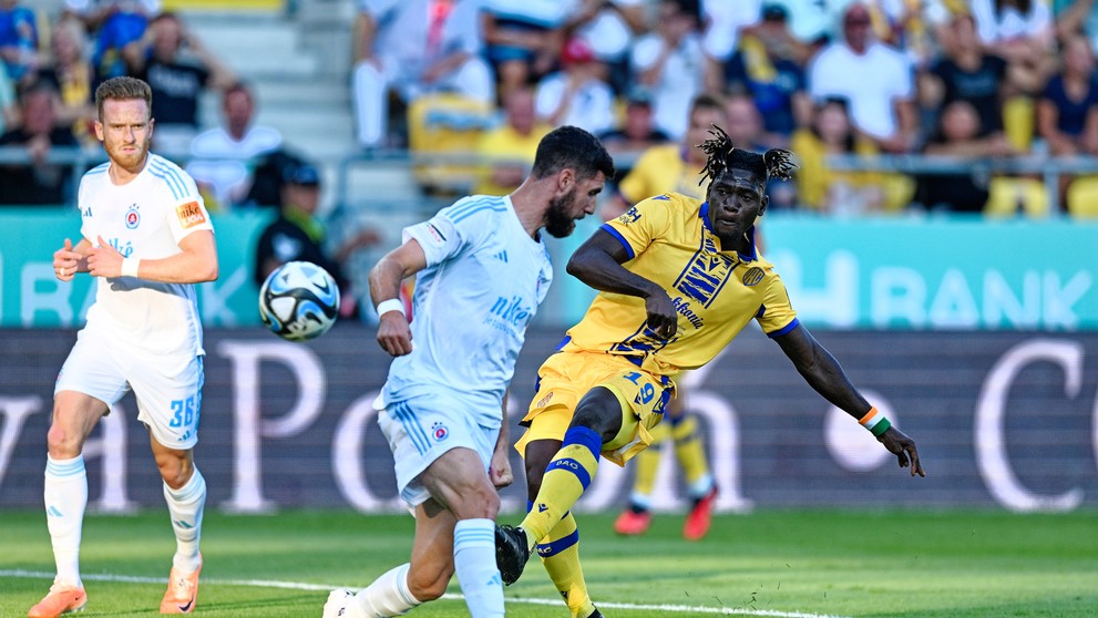 Sprava hráč DAC Fernand Bi Irie Goure a hráči Slovana Guram Kashia a Lucas Lovat v zápase 7. kola Niké ligy.