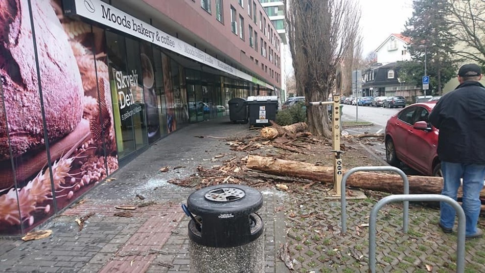 Prevrátený kamión v Bratislave.