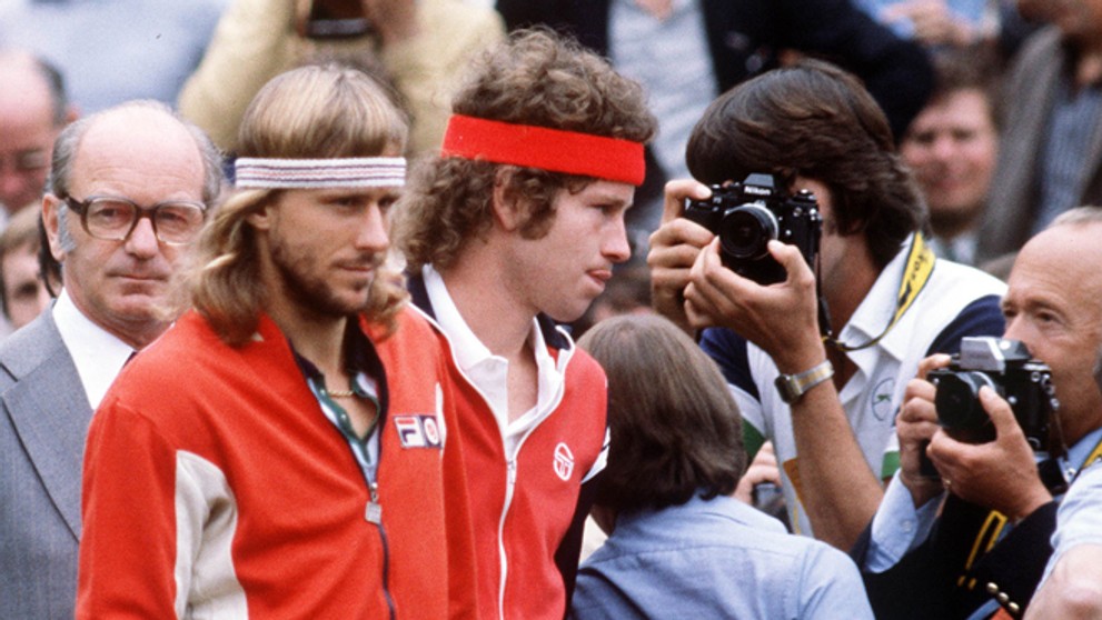 Tenisti Björn Borg (vľavo) a John McEnroe po finále Wimbledonu  v júli 1980, ktoré vyhral švédsky tenista.