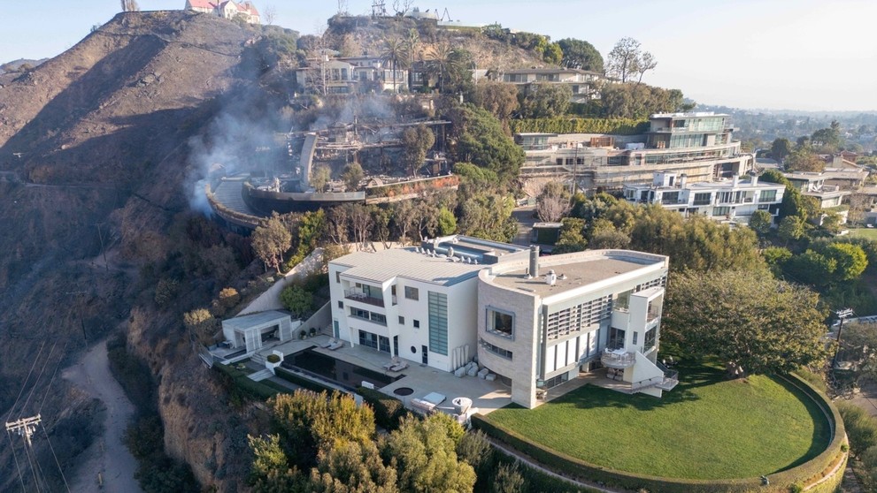 Ničivé požiare v Hollywoode sa zastavili pri dome Toma Hanksa