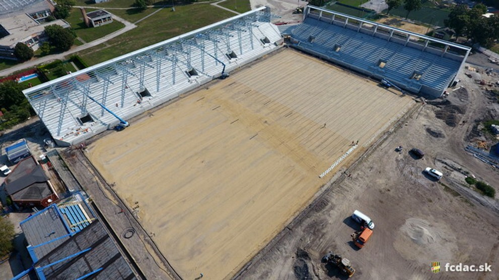 Rozostavaný štadión futbalového klubu DAC Dunajská Streda.