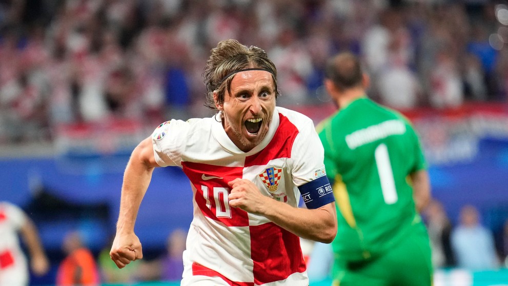 Luka Modrič z Chorvátska oslavuje gól proti Taliansku na ME 2024.