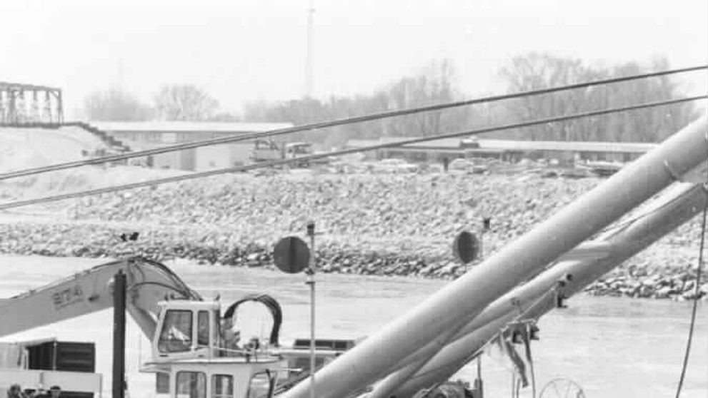 Pripravy na vytiahnutie remorkéra Ďumbier, ktorý sa v oktobri 1996 potopil v Dunaji (22. januára 2001).