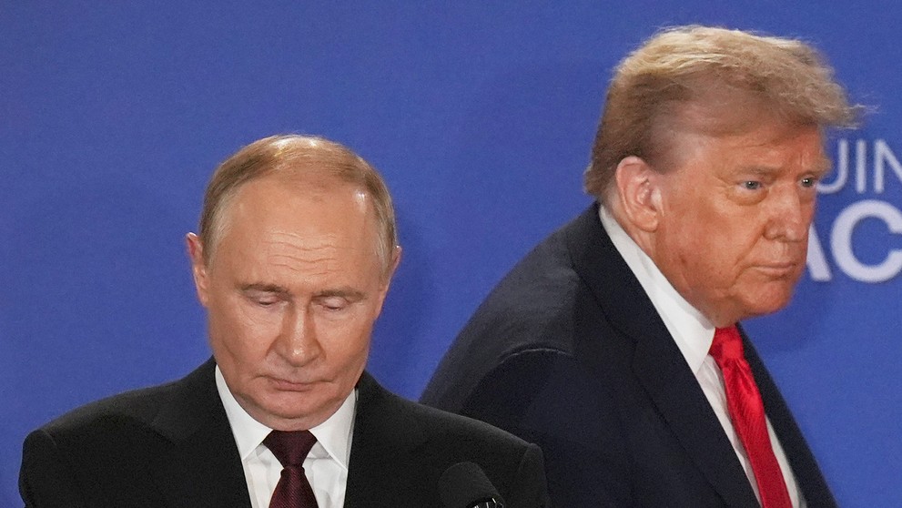 Sprava Donald Trump a Vladimir Putin po spoločnom rokovaní.
