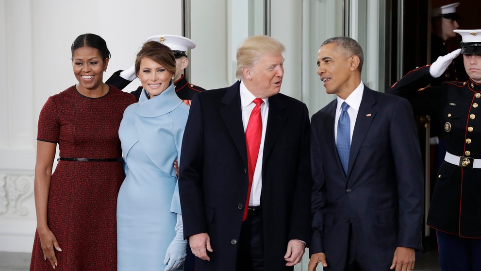 Barack Obama s manželkou Michelle a  Donald Trump  so svojou manželkou Melaniou pred Bielym domom.