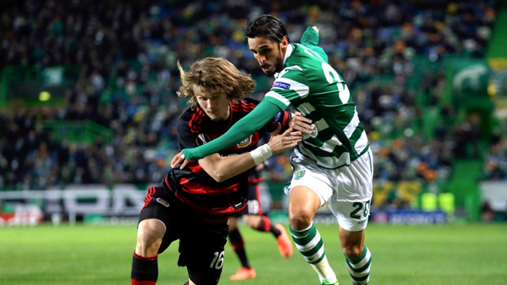 Vľavo Tin Jedvaj (Leverkusen) a Bryan Ruiz (Sporting) bojujú o loptu v prvom zápase 16-finále EL UEFA.