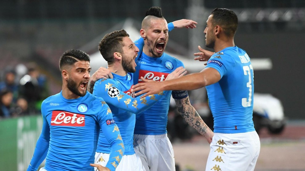 Hráči Neapola oslavujú gól v sieti Realu Madrid v osemfinále LM.