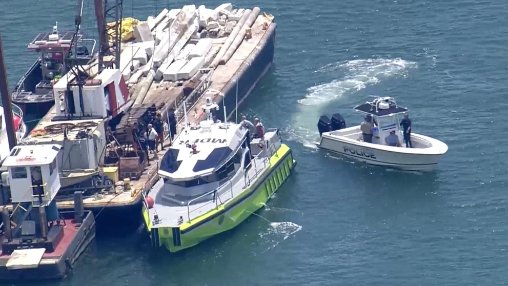 Zrážka plachetnice a nákladnej lode neďaleko pobrežia Miami.