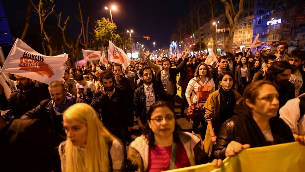 Odporcovia demonštrujú proti výsledkom referenda