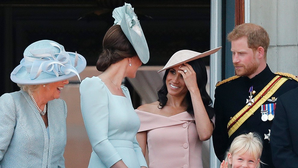 Britská kráľovská rodina na balkóne Buckinghamského paláca