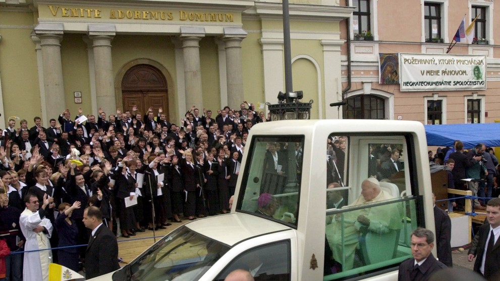 Desaťtisíce pútnikov 12. septembra 2003 v Banskej Bystrici nadšene vítali v daždi pápeža Jána Pavla II.