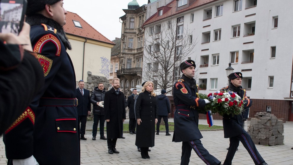 Prezidentka SR Zuzana Čaputová (uprostred) počas pietneho aktu k Pamätníku holokaustu pri príležitosti Medzinárodného dňa pamiatky obetí holokaustu na Rybnom námestí v Bratislave v piatok 27. januára 2022