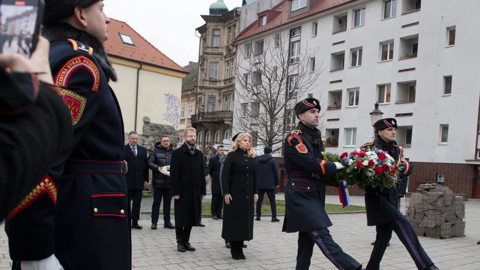 Prezidentka SR Zuzana Čaputová (uprostred) počas pietneho aktu k Pamätníku holokaustu pri príležitosti Medzinárodného dňa pamiatky obetí holokaustu na Rybnom námestí v Bratislave v piatok 27. januára 2022
