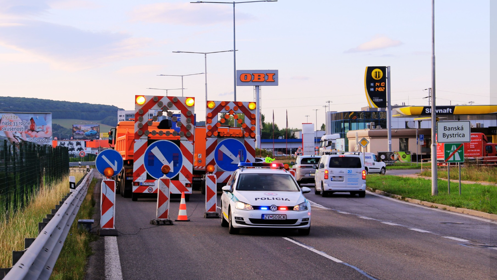 Policajti usmerňujú dopravu na križovatkách pred Banskou Bystricou.