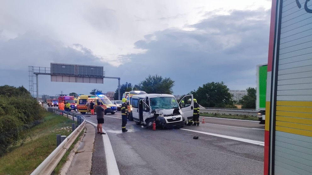 Nadránom sa na D2 zrazili dve vozidlá