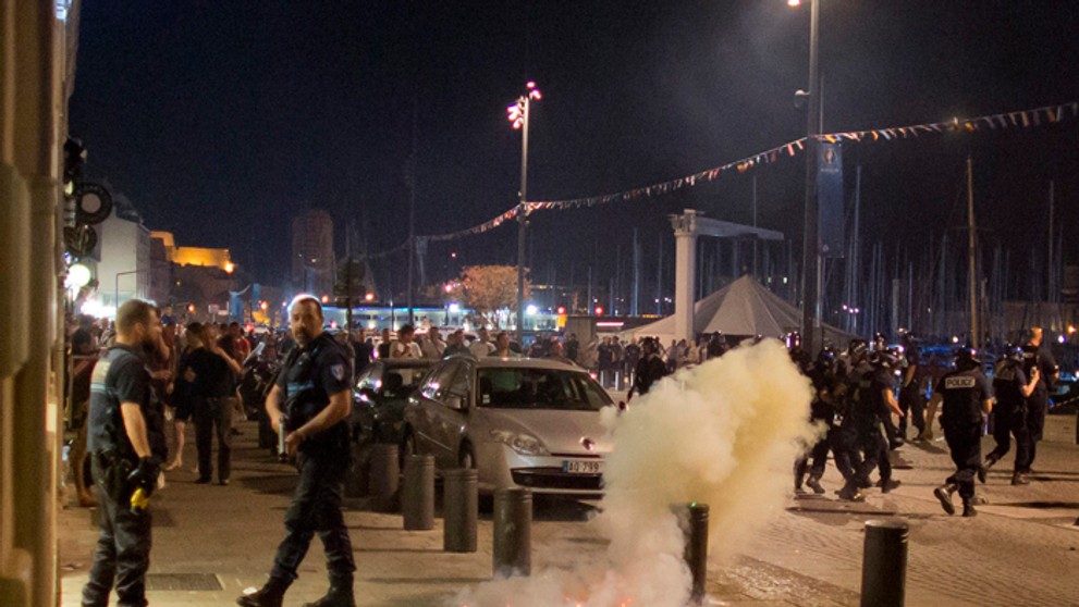 Anglickí futbaloví fanúšikovia sa v noci na piatok dostali v Marseille do konfliktu s miestnymi.