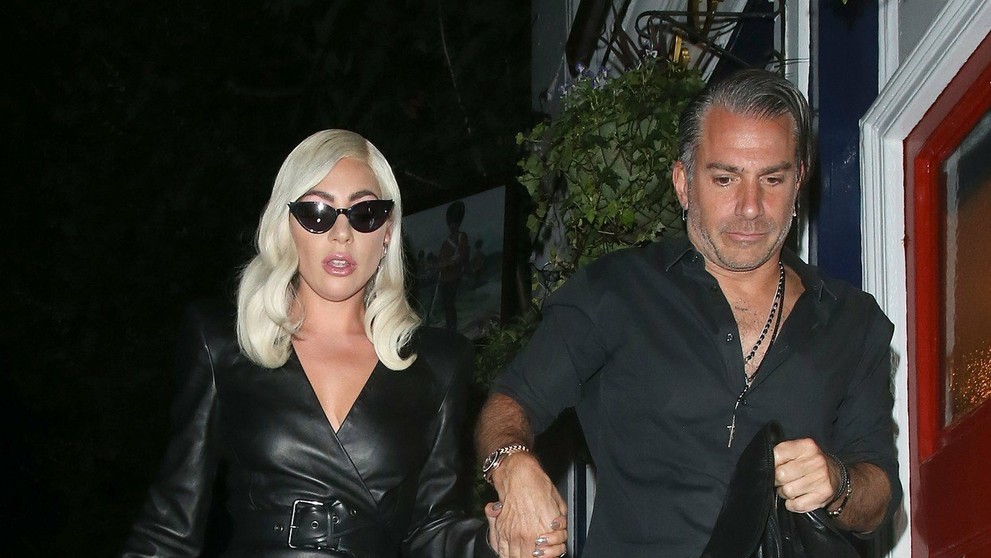 Lady Gaga so snúbencom na londýnskej premiére svojho nového filmu