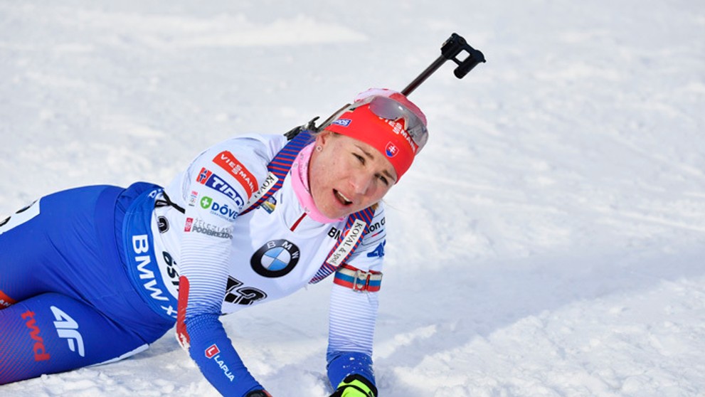 Biatlonistka Anastasia Kuzminová (v strede) oslavuje triumf v šprinte na MS v Östersunde.