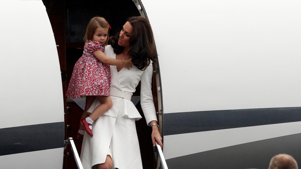 Kate a William sú už v Poľsku. Prišli aj s deťmi