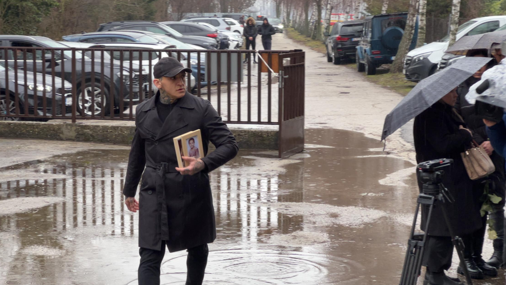 Gábor Boráros mal pri príchode v ruke dve fotografie. Na jednej z nich je ich spoločná dcéra.