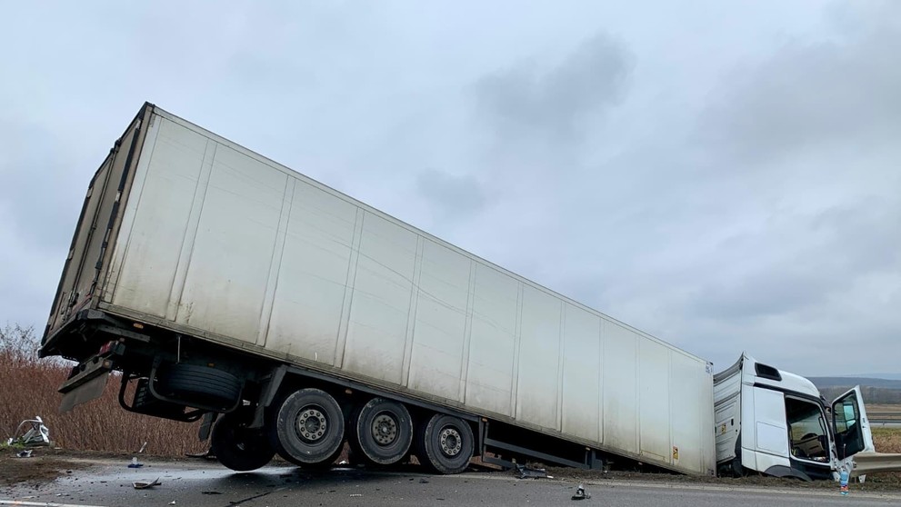 Po nehode bolo osobné auto na ceste a nákladné mimo nej