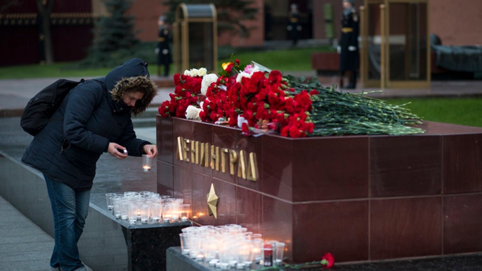 Od sobotňajšej havárie ruského airbusu v Egypte ľudia kladú kvety, fotografie obetí, plyšové hračky a papierové lietadlá pred pe