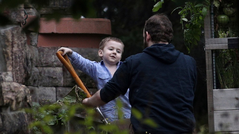 Joshua Boyle sa hrá so synom Najaeshom Jonahom v záhrade u rodičov v kanadskom Ontáriu.