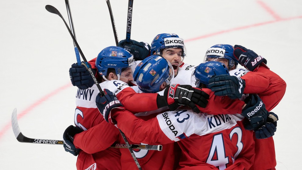 Radosť českých hráčov po vyrovnaní na 2:2 v dueli proti Švédsku počas MS v Rusku.