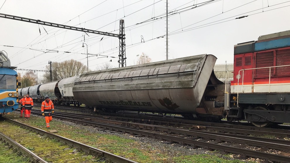 Vykoľajený nákladný vlak.