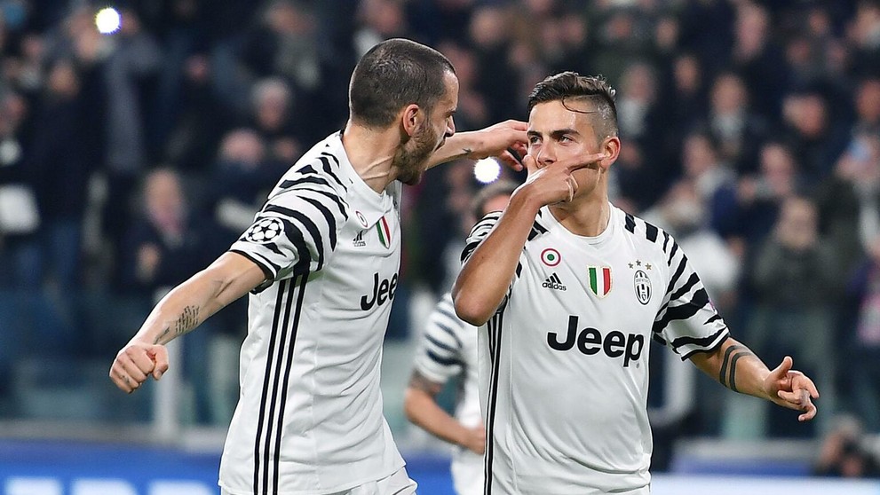 Paulo Dybala (vpravo) z Juventusu oslavuje svoj gól v odvete osemfinále LM proti Portu s Leonardom Bonuccim.