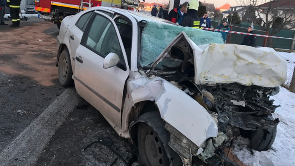 Predná časť osobného auta, ktoré sa čelne zrazilo v Trebaticiach s autobusom.